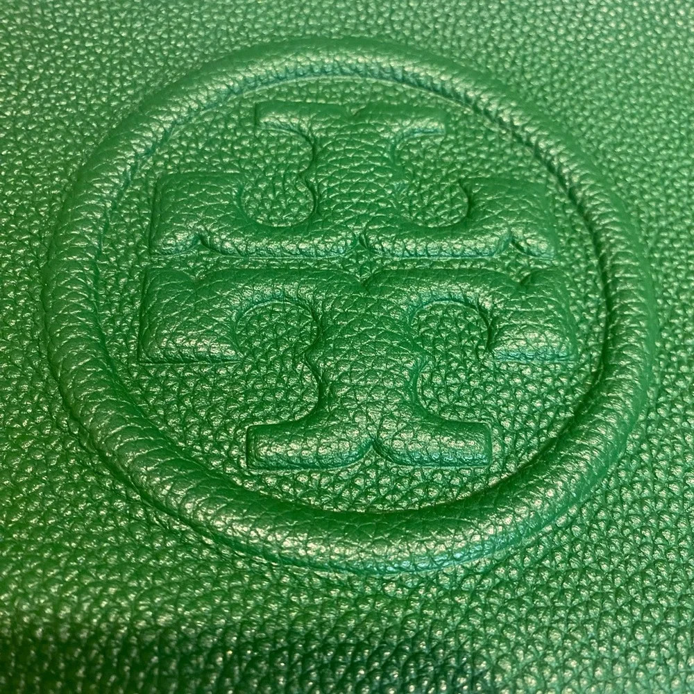 TORY BURCH PERRY BOMBE PEBBLED LEATHER WRISLET IN ARUGULA GREEN - Picture 4 of 7